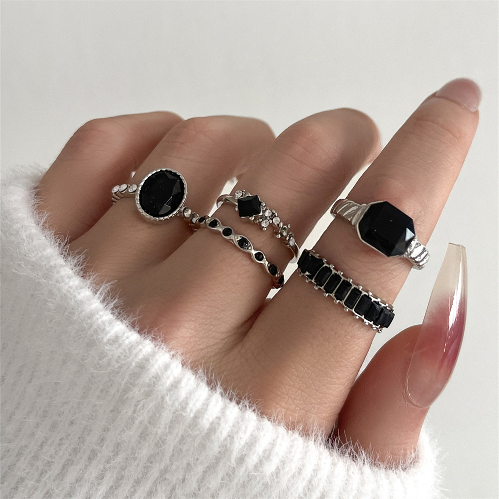 Vintage Punk Knuckle Rings Set - Retro-Ringset mit schwarzen Kristallsteinen für Damen,